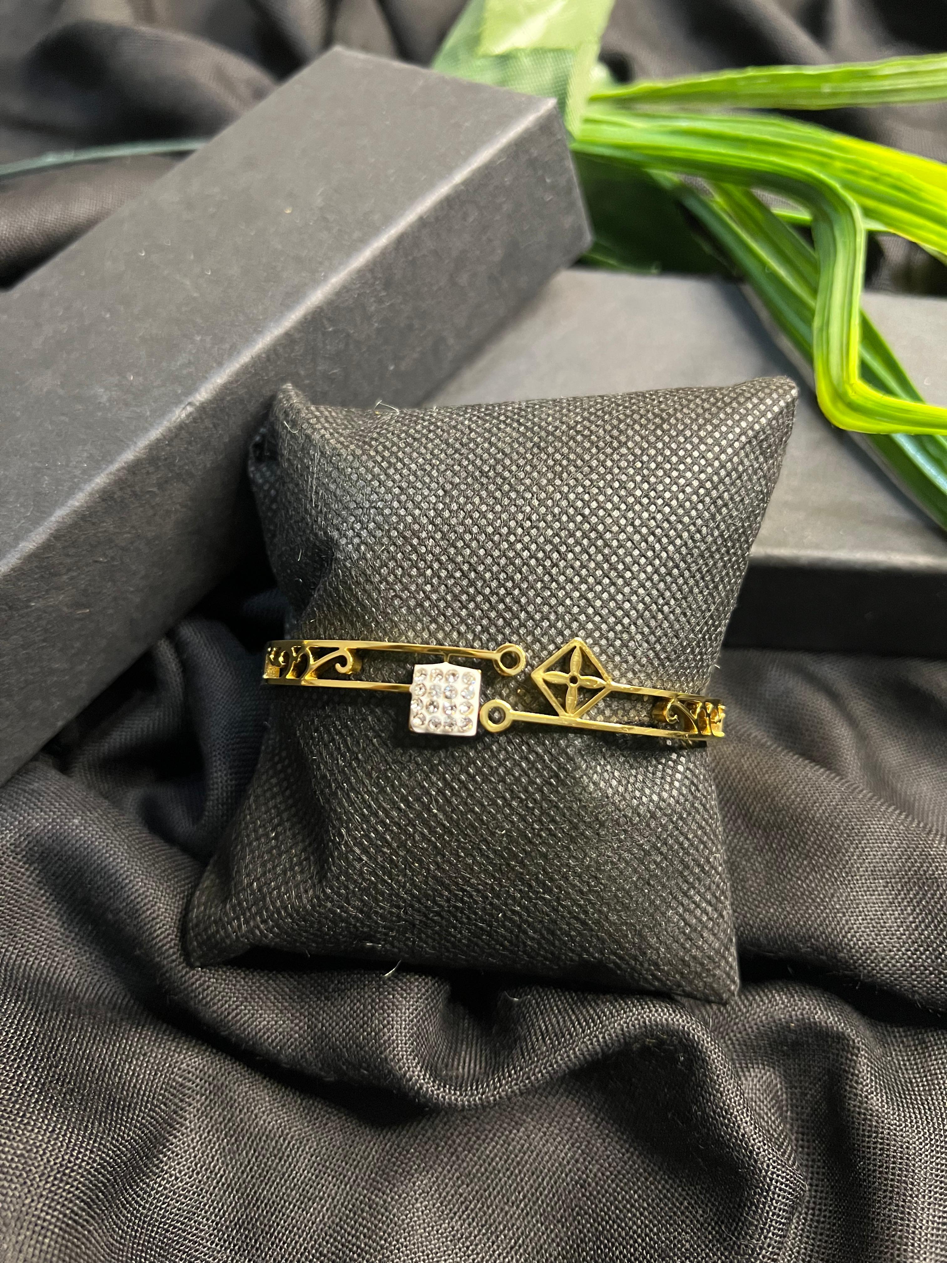 PREMIUM WHITE SQUARE GOLDEN BRACELET