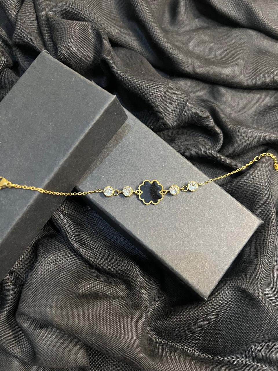 BLACK FLOWER GOLDEN BRACELET