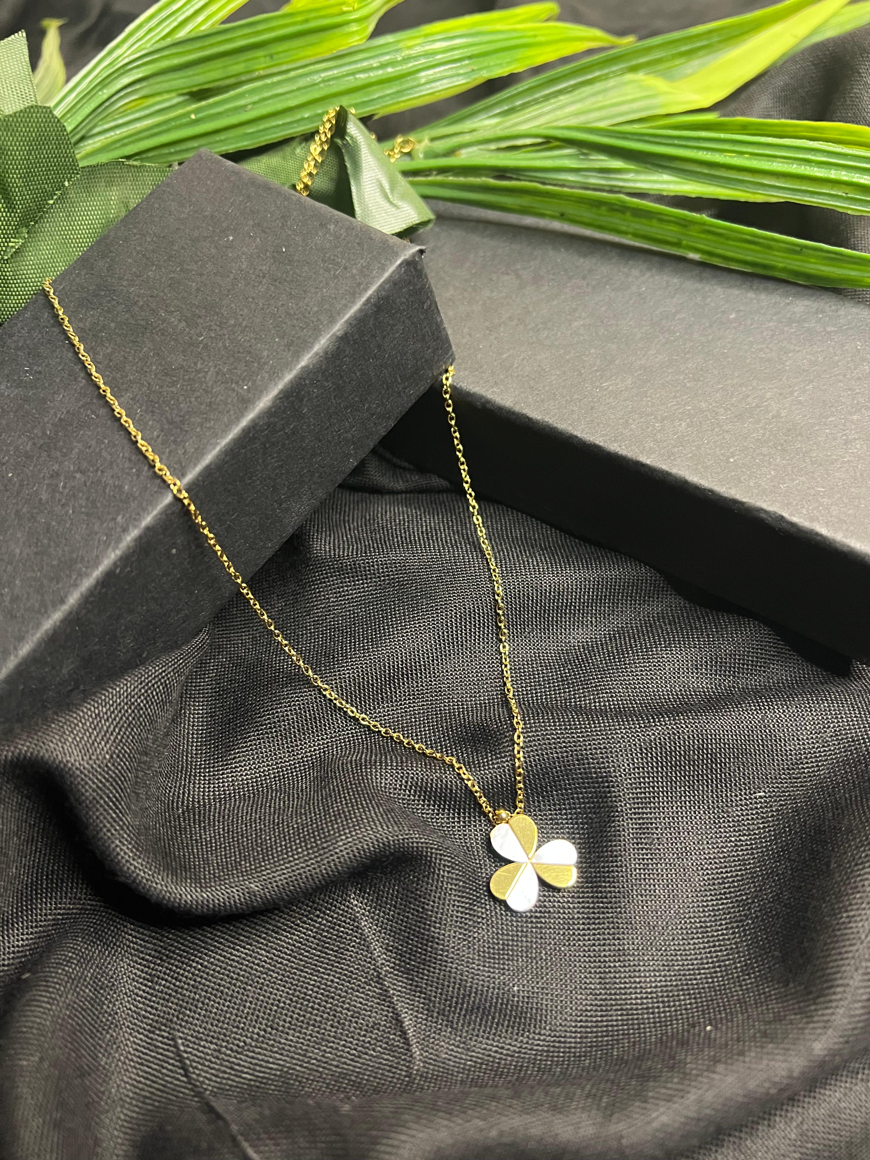 ELEGANT FLOWER PENDANT