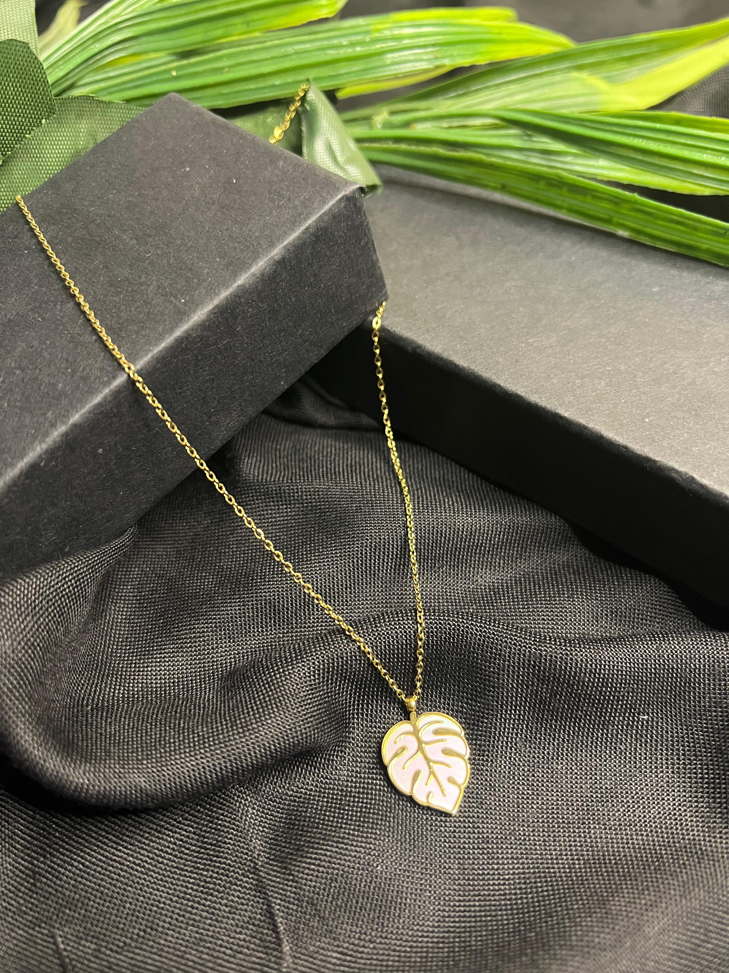 ELEGANT LEAF PENDANT