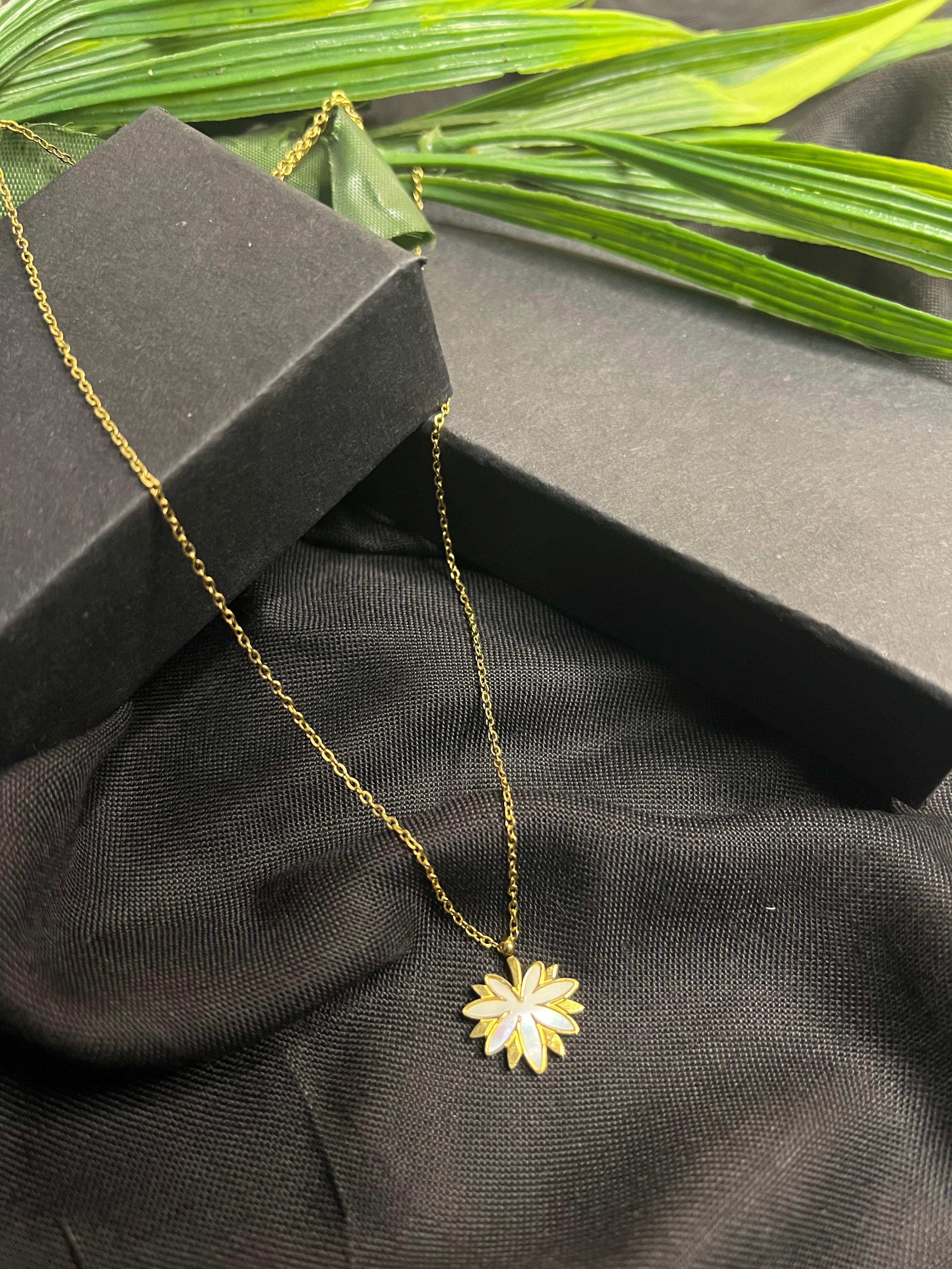 ELEGANT FLOWER PENDANT