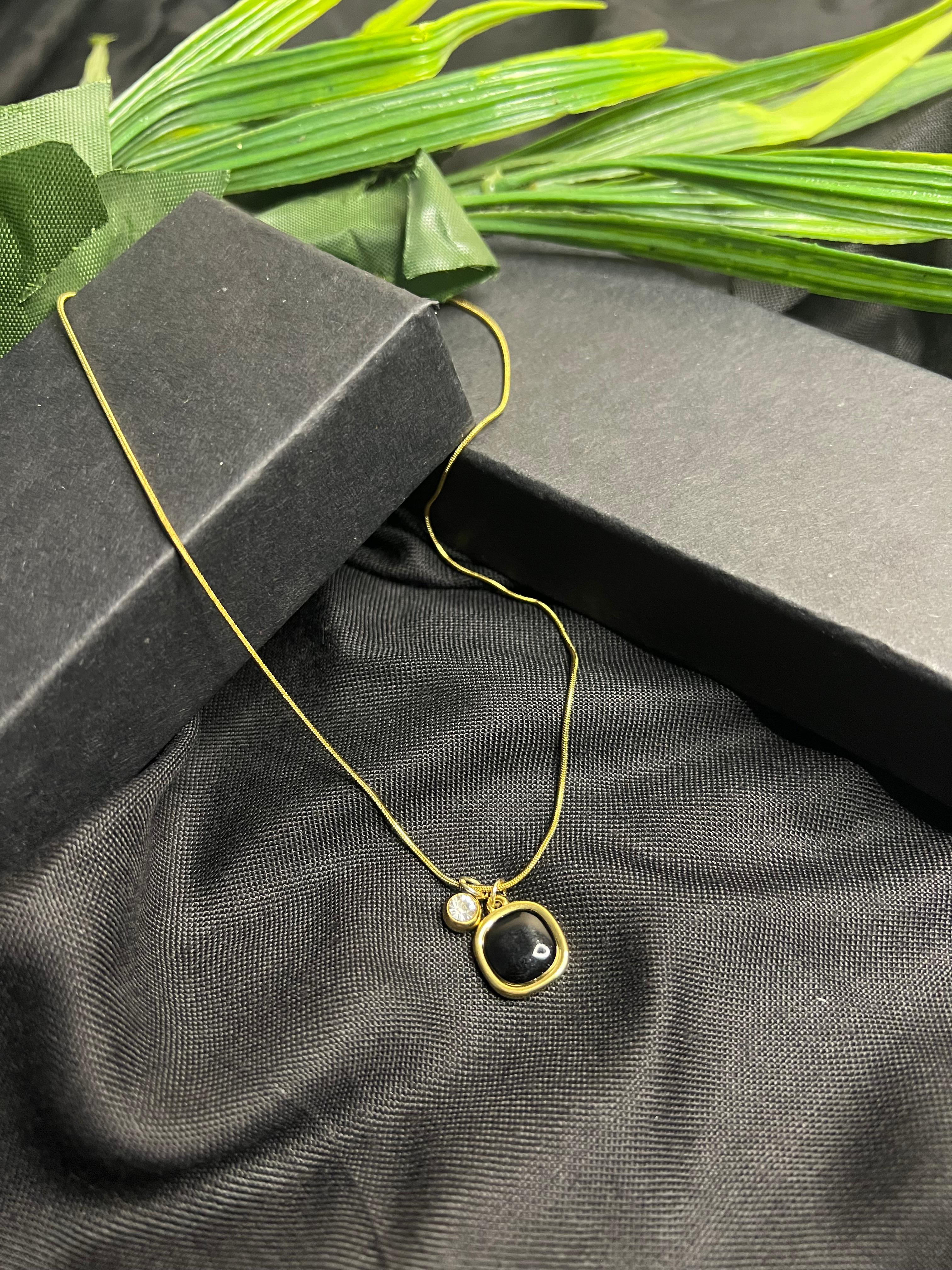 ELEGANT BLACK STONE PENDANT