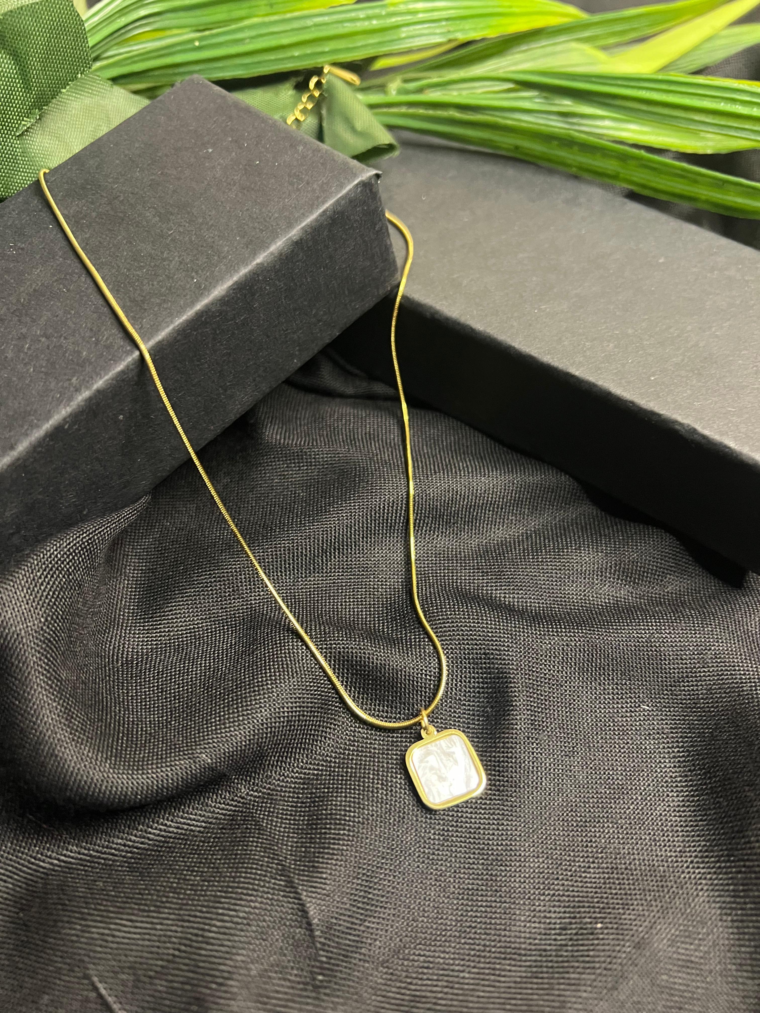 ELEGANT WHITE STONE PENDANT