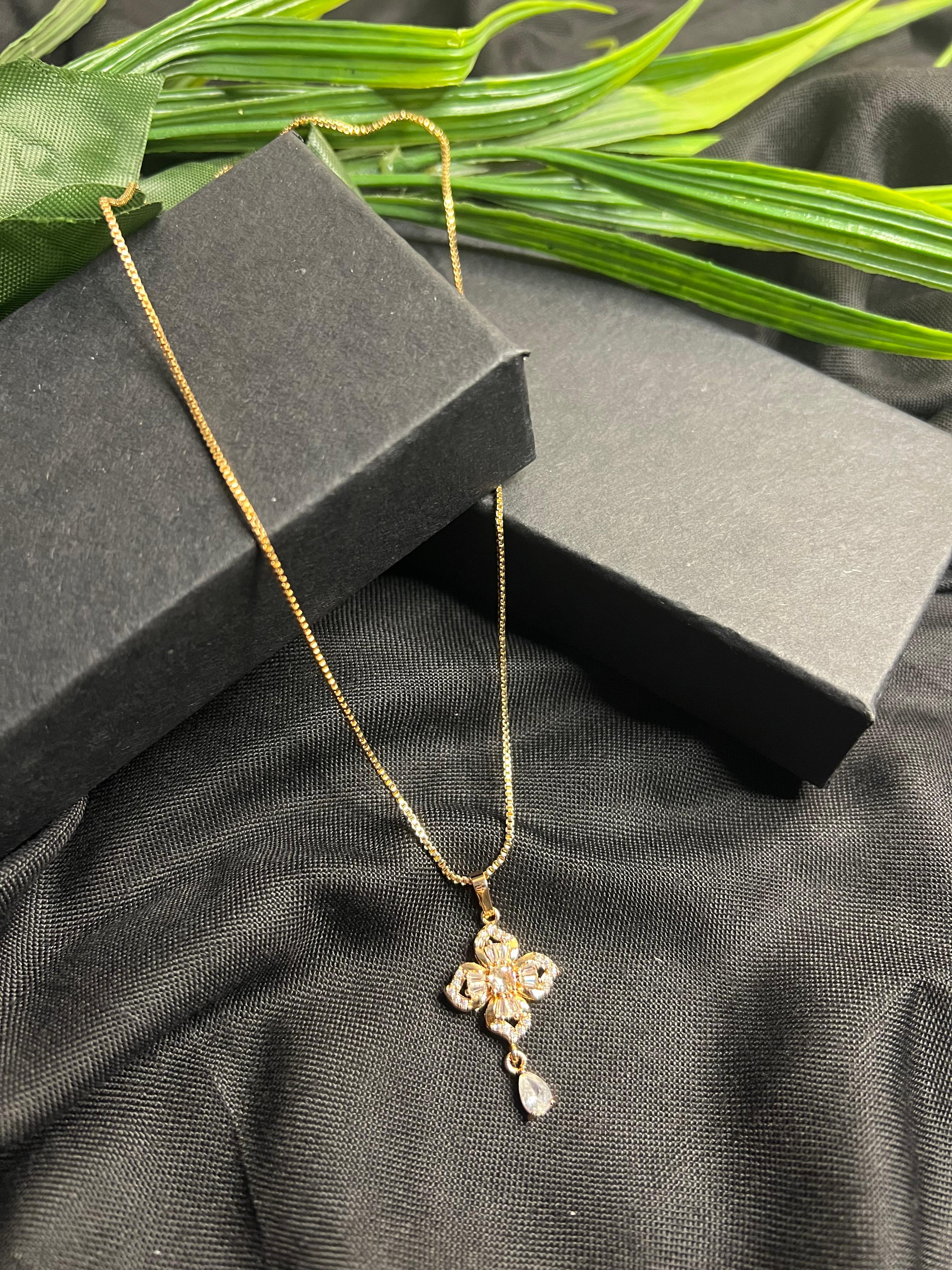 ELEGANT FLOWER PENDANT