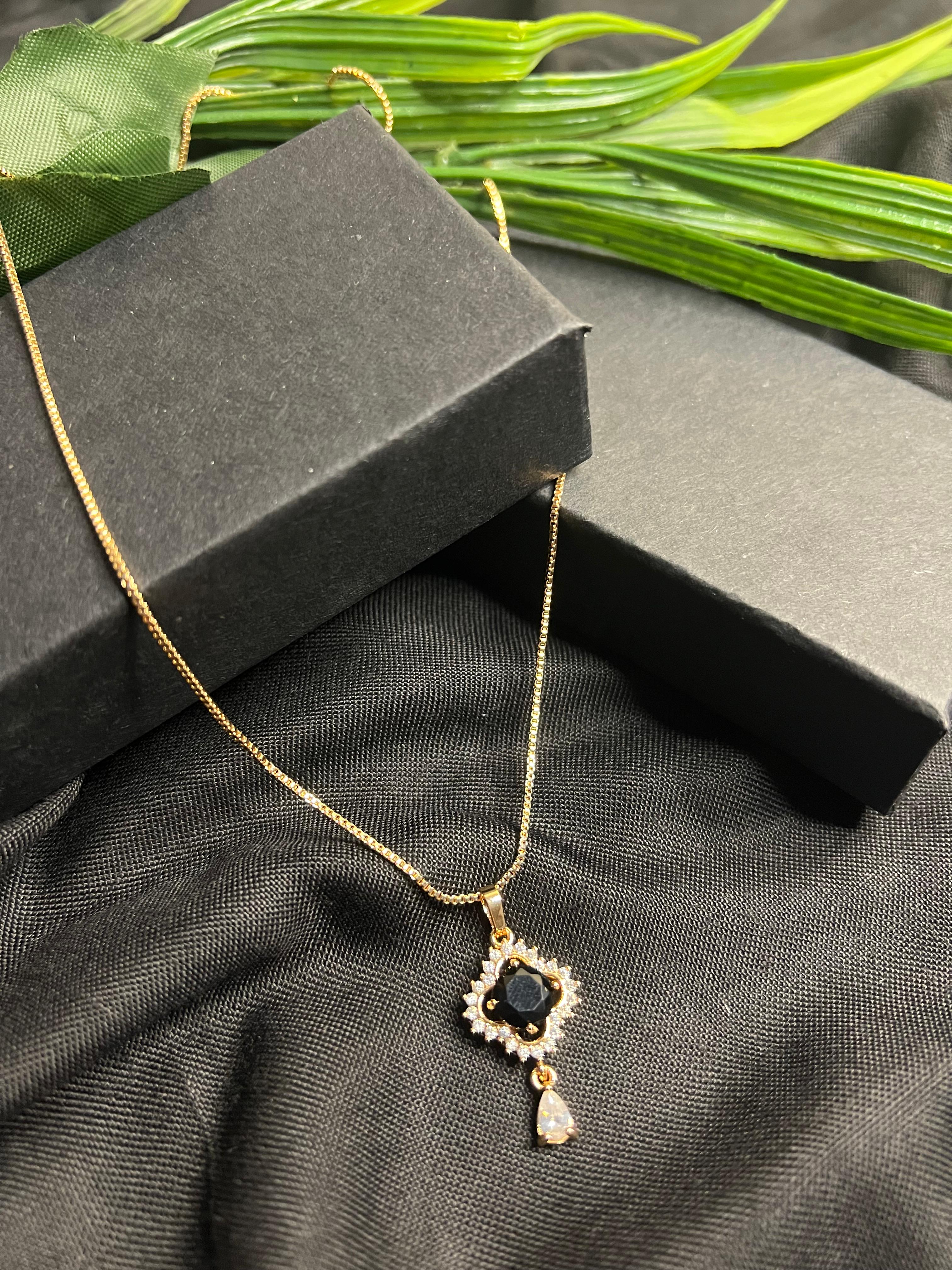ELEGANT BLACK STONE PENDANT