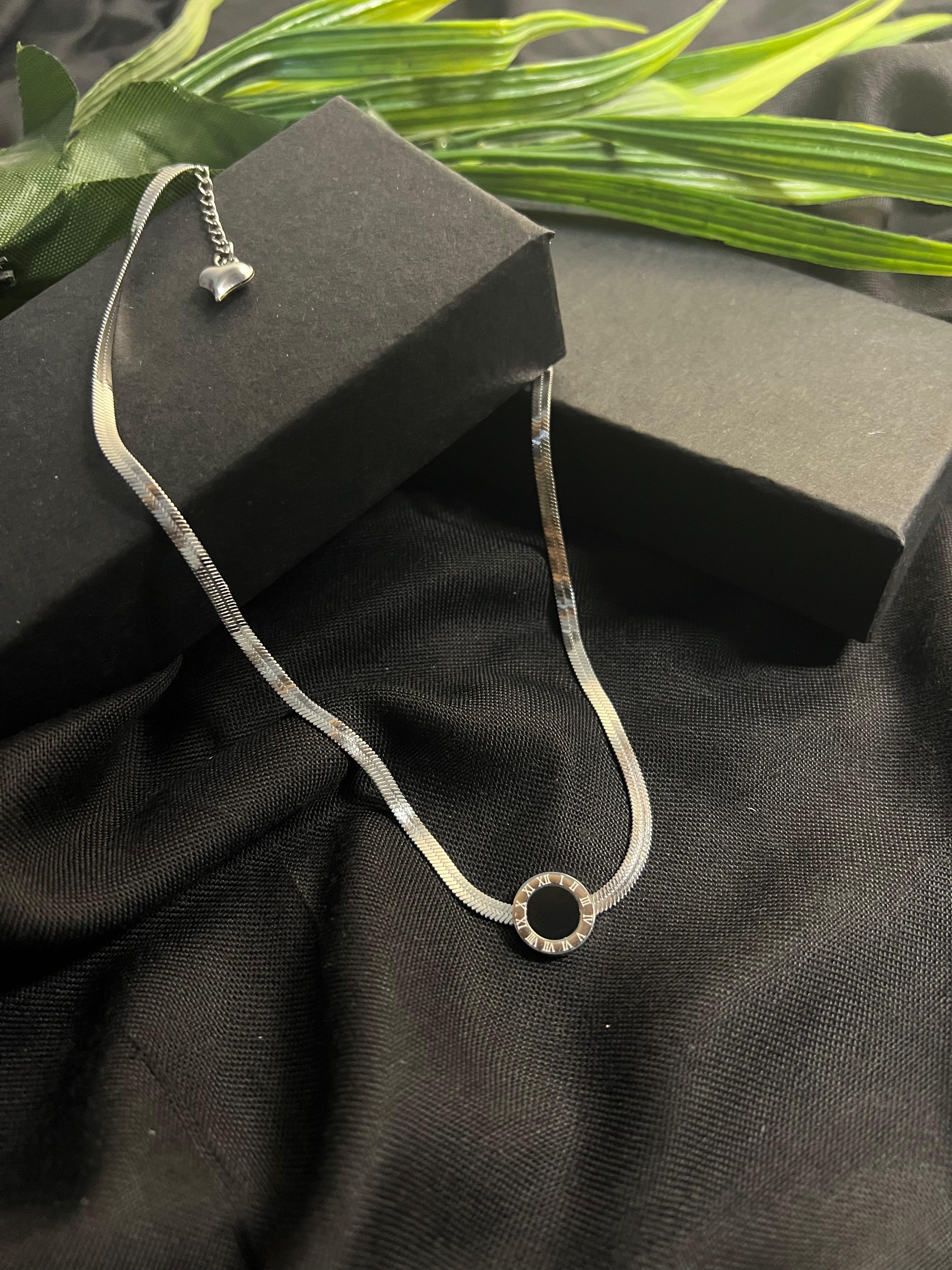 CIRCLE BLACK STONE PENDANT