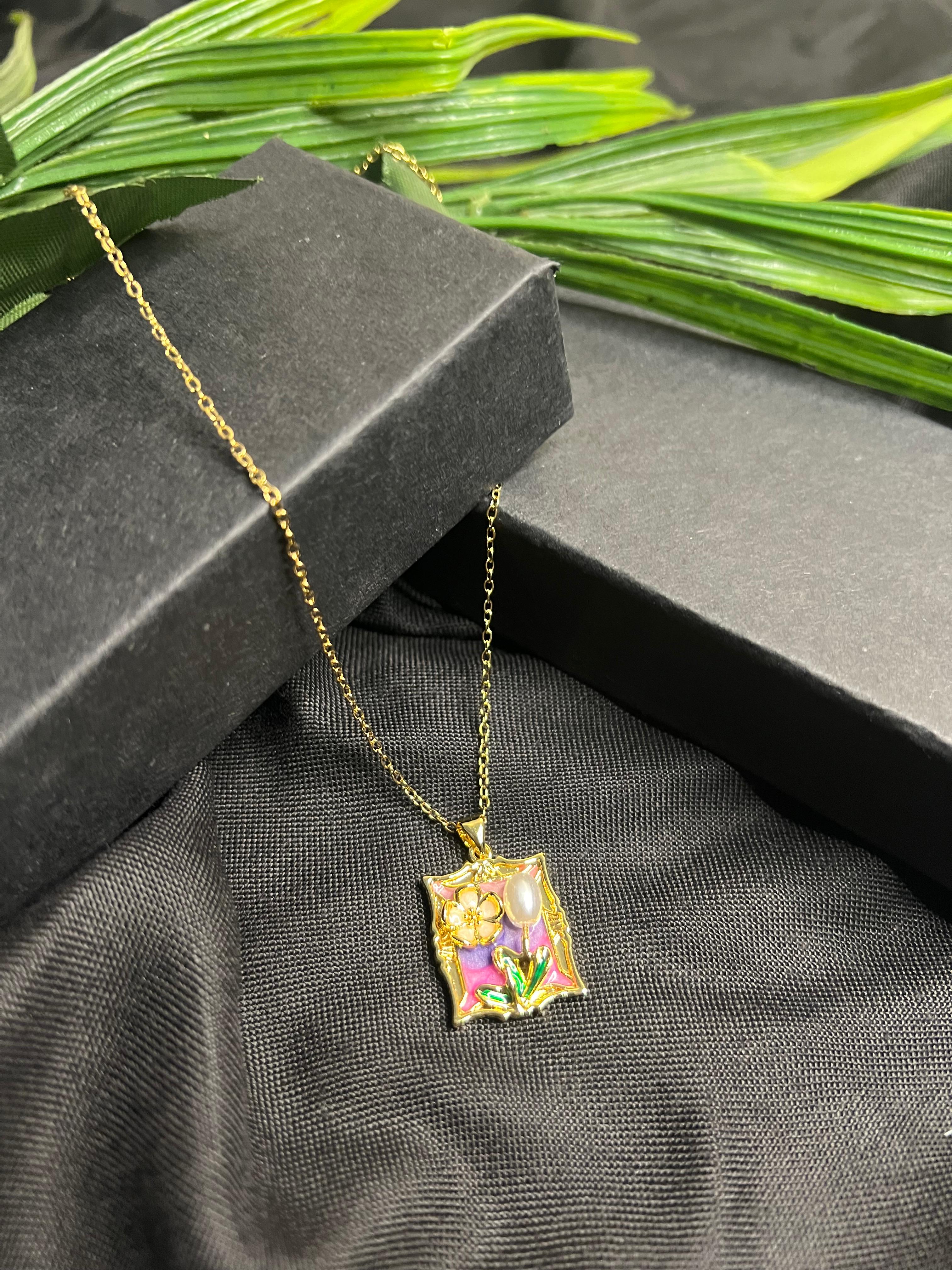 ELEGANT FLOWER PENDANT