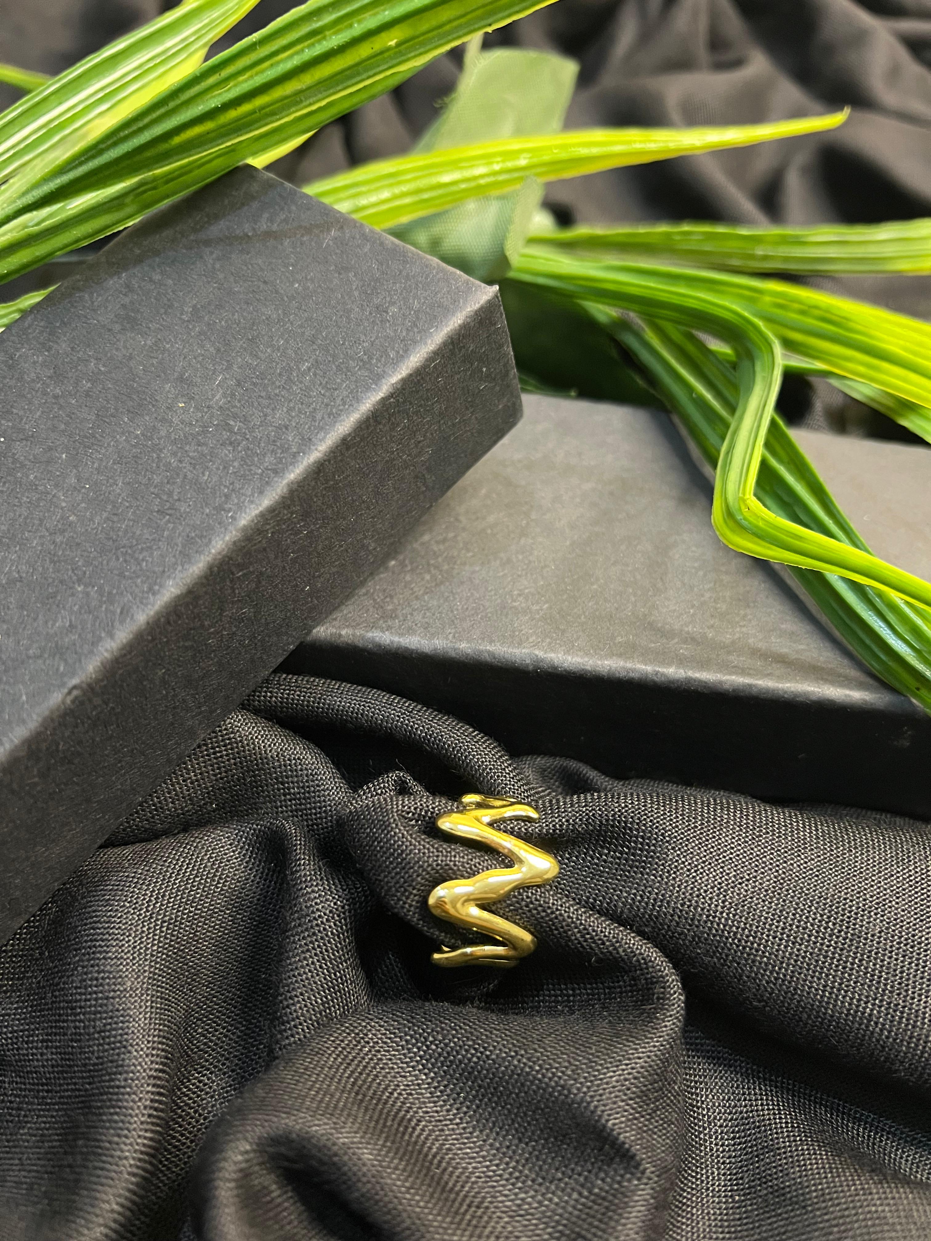 ELEGANT GOLDEN RING